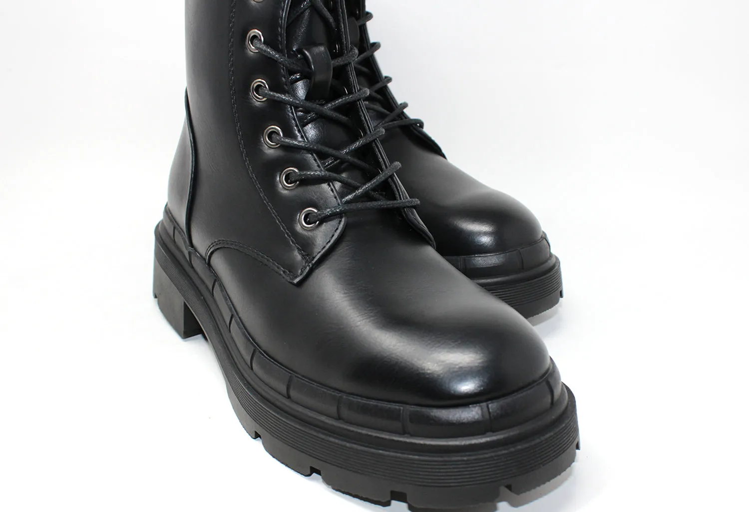 8 eye laced boot