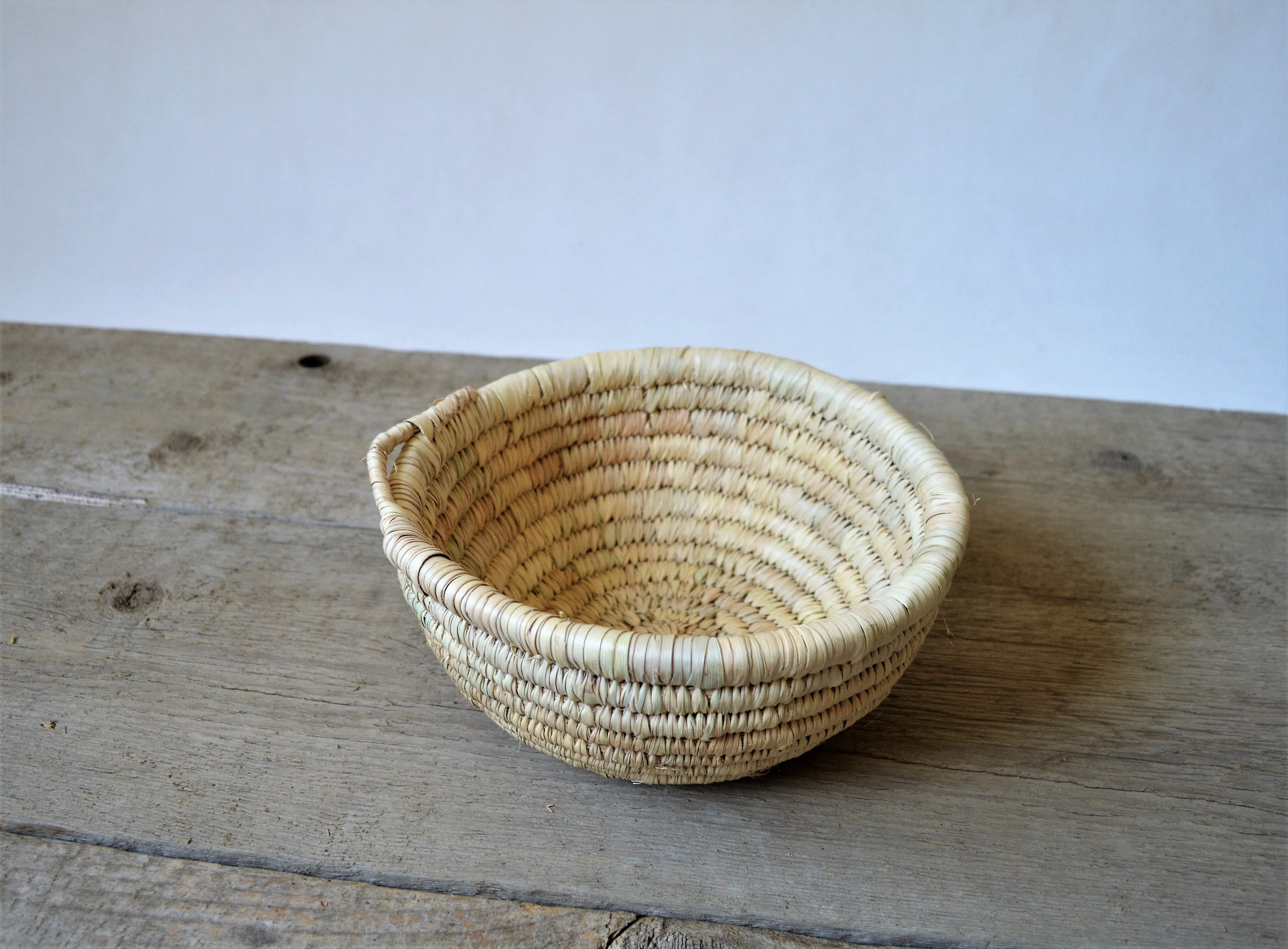 Straw bowl, straw catchall