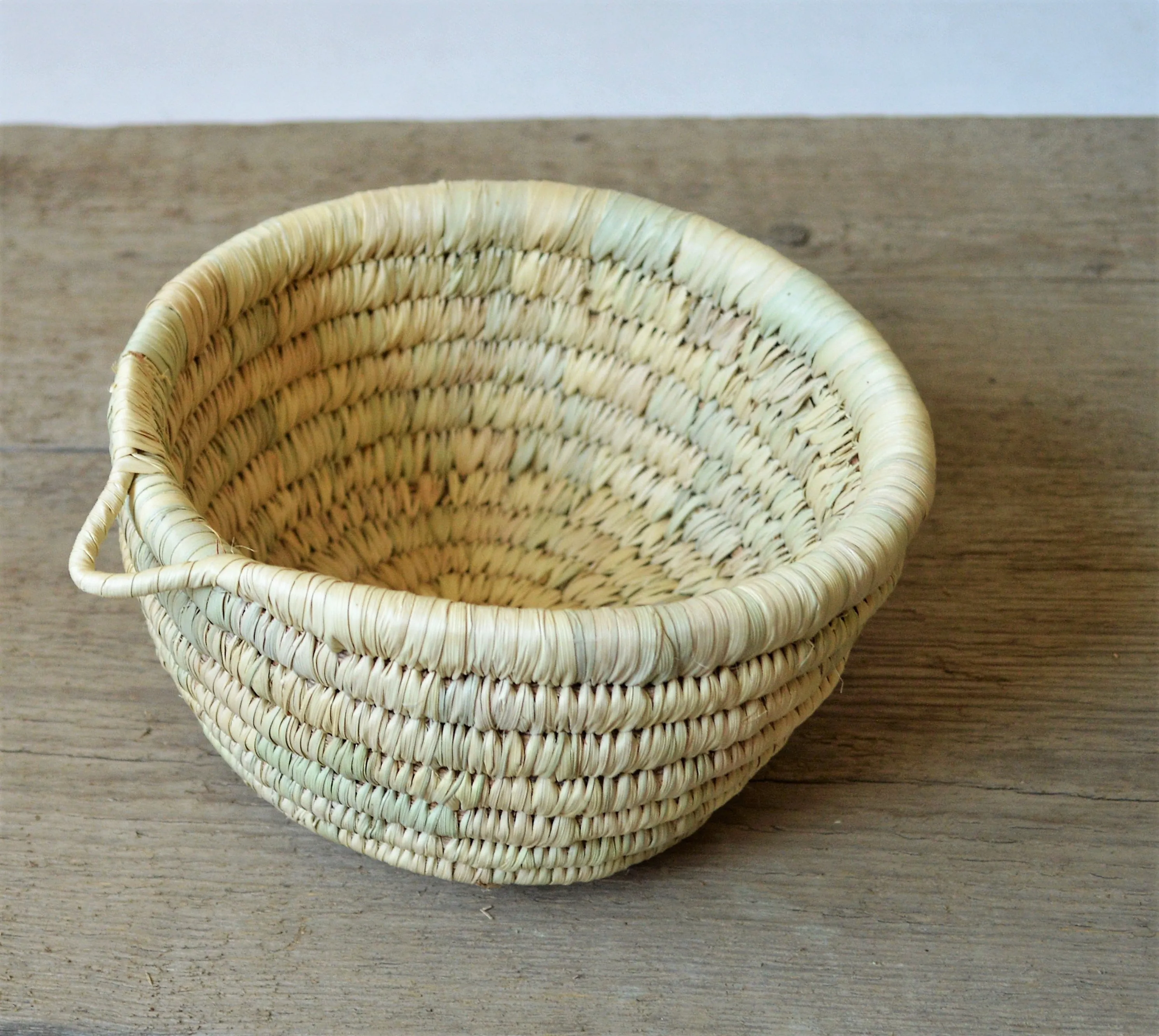 Straw bowl, straw catchall